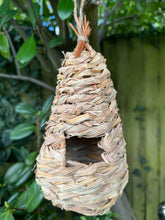 Afbeelding in Gallery-weergave laden, Handmade teardrop weave rattan birdhouse 26x11x11cm - Marissa's Garden & Gift