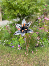 Indlæs billede til gallerivisning Handmade garden/outdoor lily metal garden ornament rusty and silver 110 cm Handmade garden/outdoor lily metal garden ornament rusty and silver 110 cm - Marissa's Garden & Gift