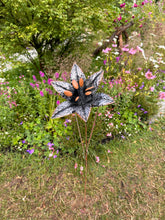 Indlæs billede til gallerivisning Handmade garden/outdoor lily metal garden ornament rusty and silver 110 cm Handmade garden/outdoor lily metal garden ornament rusty and silver 110 cm - Marissa's Garden & Gift