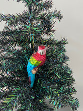 Afbeelding in Gallery-weergave laden, Christmas parrot bauble tree hanging decoration/christmas/seasonal/ glass hanging item - Marissa's Garden & Gift
