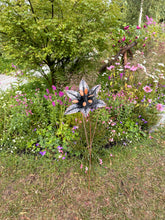Indlæs billede til gallerivisning Handmade garden/outdoor lily metal garden ornament rusty and silver 110 cm Handmade garden/outdoor lily metal garden ornament rusty and silver 110 cm - Marissa's Garden & Gift