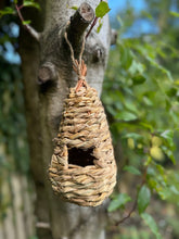 Afbeelding in Gallery-weergave laden, Handmade teardrop weave rattan birdhouse 26x11x11cm - Marissa's Garden & Gift