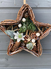 Indlæs billede til gallerivisning Handmade Hanging star wreath 25 x 25 x 6cm Christmas/seasonal hanging wreath - Marissa's Garden & Gift