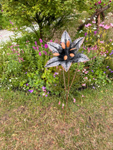 Indlæs billede til gallerivisning Handmade garden/outdoor lily metal garden ornament rusty and silver 110 cm Handmade garden/outdoor lily metal garden ornament rusty and silver 110 cm - Marissa's Garden & Gift