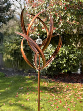 Indlæs billede til gallerivisning knightsbridge Bronze windsculpture/windspinner with solar bulb measuring 61 x 61 x 208cm - Marissa's Garden & Gift