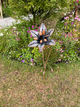 Indlæs billede til gallerivisning Handmade garden/outdoor lily metal garden ornament rusty and silver 110 cm Handmade garden/outdoor lily metal garden ornament rusty and silver 110 cm - Marissa's Garden & Gift