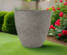 Charger l'image dans la galerie, 27cm Buckingham sand coloured flower pot - Marissa's Garden & Gift
