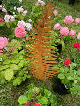 Indlæs billede til gallerivisning Handmade rusty garden/outdoor rusty fern leaf 99cm - Marissa's Garden & Gift
