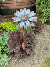 Afbeelding in Gallery-weergave laden, Handmade garden/outdoor sunflower metal garden ornament rusty and silver 89cm - Marissa's Garden & Gift