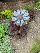 Afbeelding in Gallery-weergave laden, Handmade garden/outdoor sunflower metal garden ornament rusty and silver 89cm - Marissa's Garden & Gift