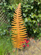 Indlæs billede til gallerivisning Handmade rusty garden/outdoor rusty fern leaf 99cm - Marissa's Garden & Gift