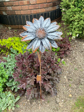 Afbeelding in Gallery-weergave laden, Handmade garden/outdoor sunflower metal garden ornament rusty and silver 89cm - Marissa's Garden & Gift