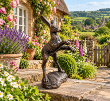 Laden Sie das Bild in den Galerie-Viewer, Boxing hare bronze polyresin sculpture 39cm
