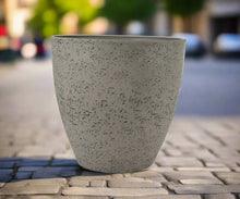 Charger l&#39;image dans la galerie, 27cm Buckingham sand coloured flower pot - Marissa&#39;s Garden &amp; Gift
