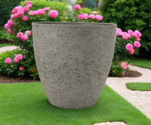 Charger l&#39;image dans la galerie, 27cm Buckingham sand coloured flower pot - Marissa&#39;s Garden &amp; Gift
