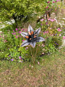 Handmade garden/outdoor lily metal garden ornament rusty and silver 110 cm Handmade garden/outdoor lily metal garden ornament rusty and silver 110 cm