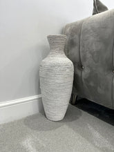 Laden Sie das Bild in den Galerie-Viewer, Handmade 60cm bamboo and Seagrass vase
