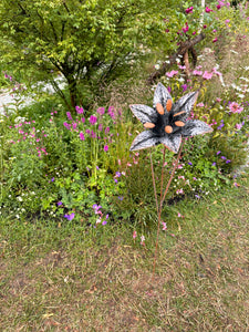 Handmade garden/outdoor lily metal garden ornament rusty and silver 110 cm Handmade garden/outdoor lily metal garden ornament rusty and silver 110 cm