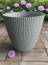 Charger l&#39;image dans la galerie, 30cm Hampton white coloured flower pot - Marissa&#39;s Garden &amp; Gift
