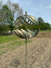Indlæs billede til gallerivisning Cotswolds Burnished Gold Garden Wind Sculpture Spinner
