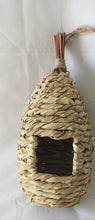 Afbeelding in Gallery-weergave laden, Handmade teardrop  weave rattan birdhouse
