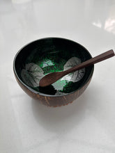 Laden Sie das Bild in den Galerie-Viewer, Handmade hand painted green leaf design food safe coconut bowl and spoon Set with free gift bamboo straw and gift box
