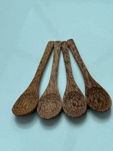 Afbeelding in Gallery-weergave laden, Light coloured Wooden Spoons

