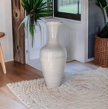 Indlæs billede til gallerivisning Hvid bambusvase 60 cm høj gulv- eller bordvase
