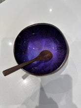 Afbeelding in Gallery-weergave laden, Handmade hand painted purple feather design food safe coconut bowl and spoon Set with free gift bamboo straw and gift box
