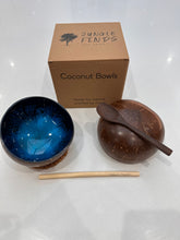 Charger l&#39;image dans la galerie, Handmade hand painted blue feather design food safe coconut bowl and spoon Set with free gift bamboo straw and gift box
