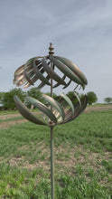 Laden und Abspielen von Videos im Galerie-Viewer, Cotswolds Burnished Gold Garden Wind Skulptur Spinner
