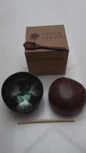 Indlæs og afspil video i gallerivisning Handmade hand painted green leaf design food safe coconut bowl and spoon Set with free gift bamboo straw and gift box
