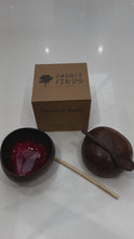Indlæs og afspil video i gallerivisning Handmade hand painted red feather design food safe coconut bowl and spoon Set with free gift bamboo straw and gift box
