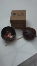 Indlæs og afspil video i gallerivisning Handmade hand painted rusty orange leaf design food safe coconut bowl and spoon Set with free gift bamboo straw and gift box

