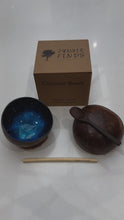 Indlæs og afspil video i gallerivisning Handmade hand painted blue feather design food safe coconut bowl and spoon Set with free gift bamboo straw and gift box
