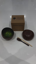 Video laden en afspelen in Gallery-weergave, Handmade hand painted green feather design food safe coconut bowl and spoon Set with free gift bamboo straw and gift box
