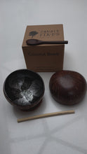 Video laden en afspelen in Gallery-weergave, Handmade hand-painted grey leaf design food safe coconut bowl and spoon Set with free gift bamboo straw and gift box
