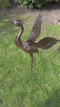 Indlæs og afspil video i gallerivisning Large Bronze with gold brush Heron Dimensions are 79 x 60 x 107cm. | Garden Statue | Bird Yard Art | Outdoor Decor
