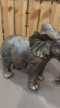 Load and play video in Gallery viewer, Classic Elephant Garden Statue – Aged Gold Polyresin – 33 cm
