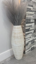Indlæs og afspil video i gallerivisning 60cm tall white washed with natural colourings handmade bamboo vase
