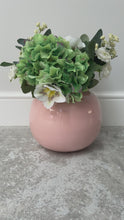 Indlæs og afspil video i gallerivisning Small handmade rounded pastel pink 20cm bamboo vase
