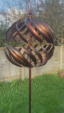 Video laden en afspelen in Gallery-weergave, Cotswolds Burnished Gold Garden Wind Sculpture Spinner
