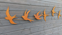 Video laden en afspelen in Gallery-weergave, Handmade rusty Metal garden/outdoor Swallow Wall Art
