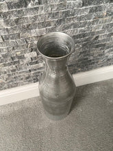 Charger l&#39;image dans la galerie, Grand vase en bambou bouteille argent et noir 47cm vase de sol ou vase de table
