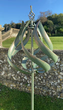 Charger l&#39;image dans la galerie, Roseland vert-de-gris jardin sculpture éolienne spinner
