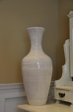 Charger l&#39;image dans la galerie, Vase en bambou blanc 60cm de haut Vase de sol ou de table
