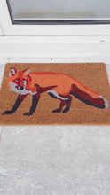 Indlæs og afspil video i gallerivisning Door Mats Indoor / Outdoor | Non Slip Bold Fox Design Entrance Welcome Mat (Wildlife) 60 x 40 x 20cm
