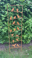 Indlæs og afspil video i gallerivisning Rusty garden/outdoor bird trellis plant support measuring 139cm high
