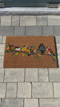 Indlæs og afspil video i gallerivisning Doormat Indoor / Outdoor | Non Slip Bold Bird Design Entrance Welcome Mat (line of birds)60 x 40 x 20cm
