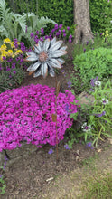 Indlæs og afspil video i gallerivisning Handmade garden/outdoor sunflower metal garden ornament rusty and silver 89cm
